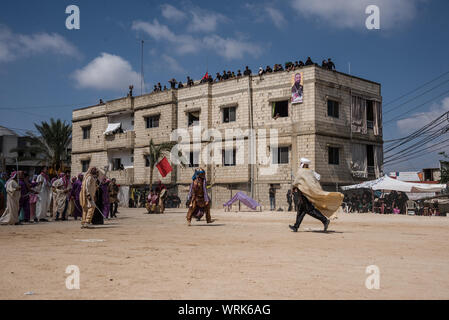Persone in Jibchit, Nabatiyeh comune, Libano, in lutto per la morte di imam Hussein, nipote del Profeta Maometto, attraverso una rievocazione storica della sua morte durante la battaglia di Karbala in 680annuncio. Un cast di 100 ha preso parte, completa con i cavalli e un cammello. Il Libano, 10 Settembre 2019 Foto Stock