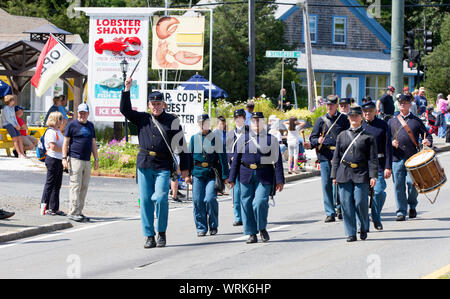 La guerra civile attori marciando in una piccola città sfilata in Eastham, Massachusetts il Cape Cod, STATI UNITI D'AMERICA. Eastham Windmill giorni Foto Stock