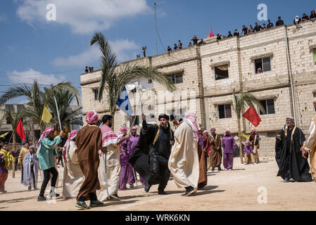 Persone in Jibchit, Nabatiyeh comune, Libano, in lutto per la morte di imam Hussein, nipote del Profeta Maometto, attraverso una rievocazione storica della sua morte durante la battaglia di Karbala in 680annuncio. Un cast di 100 ha preso parte, completa con i cavalli e un cammello. Il Libano, 10 Settembre 2019 Foto Stock