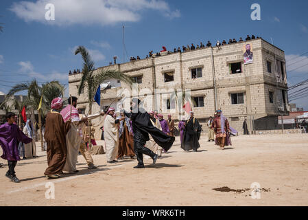 Persone in Jibchit, Nabatiyeh comune, Libano, in lutto per la morte di imam Hussein, nipote del Profeta Maometto, attraverso una rievocazione storica della sua morte durante la battaglia di Karbala in 680annuncio. Un cast di 100 ha preso parte, completa con i cavalli e un cammello. Il Libano, 10 Settembre 2019 Foto Stock