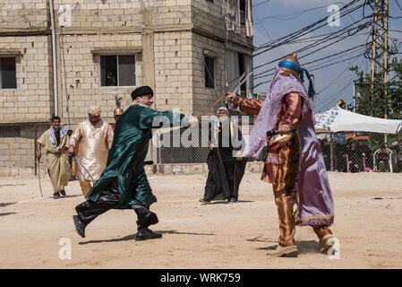Persone in Jibchit, Nabatiyeh comune, Libano, in lutto per la morte di imam Hussein, nipote del Profeta Maometto, attraverso una rievocazione storica della sua morte durante la battaglia di Karbala in 680annuncio. Un cast di 100 ha preso parte, completa con i cavalli e un cammello. Il Libano, 10 Settembre 2019 Foto Stock