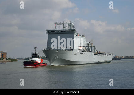 Royal Fleet nave ausiliaria RFA Lyme Bay che arrivano sul Fiume Tamigi in occasione di una visita a Londra Foto Stock