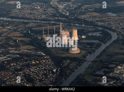 06 luglio 2018, Assia, cause Großkrotzenburg: Staudinger Power Plant, una centrale termoelettrica a vapore situato sul fiume principale, principalmente sparato dal carbon fossile, visto dalla cabina di pilotaggio di un aereo. Foto: Frank Rumpenhorst/dpa Foto Stock