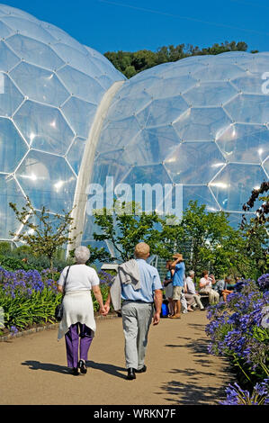 Le cupole geodetiche o biomi dell'Eden Project, Cornwall, Regno Unito Foto Stock