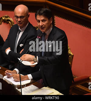 Roma, Italia. Decimo Sep, 2019. Primo Ministro italiano Giuseppe Conte (R) parla prima di una definitiva voto di fiducia al Senato a Roma, Italia, il 7 settembre 10, 2019. Il nuovo gabinetto del Primo Ministro italiano Giuseppe Conte ha vinto la fiducia definitiva voto al Senato il martedì, con 169 voti a favore, 133 contrari e 5 astensioni. Credito: Alberto Lingria/Xinhua Credito: Xinhua/Alamy Live News Foto Stock