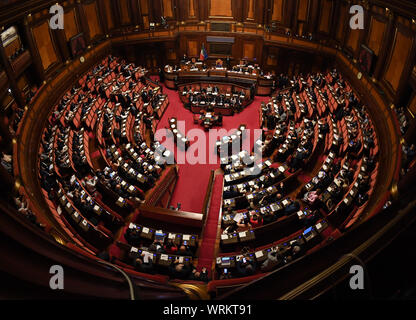 Roma, Italia. Decimo Sep, 2019. Foto scattata il 7 settembre 10, 2019 mostra una vista del Senato davanti a una definitiva voto di fiducia a Roma, Italia, il 7 settembre 10, 2019. Il nuovo gabinetto del Primo Ministro italiano Giuseppe Conte ha vinto la fiducia definitiva voto al Senato il martedì, con 169 voti a favore, 133 contrari e 5 astensioni. Credito: Alberto Lingria/Xinhua Credito: Xinhua/Alamy Live News Foto Stock