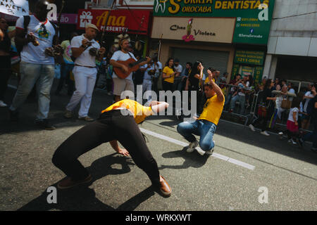 Capoeira fighters tra una folla per le strade durante un ambiente pro protesta durante il brasiliano giorno di indipendenza, chiedendo di salvare l'Amazzonia. Foto Stock