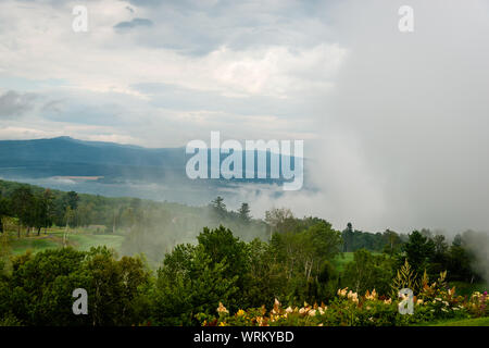 Nebbioso giorno dal fiume St-Laurent, campo da golf Foto Stock