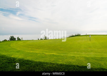 Nebbioso giorno dal fiume St-Laurent, campo da golf Foto Stock
