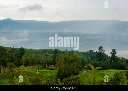 Nebbioso giorno dal fiume St-Laurent, campo da golf Foto Stock