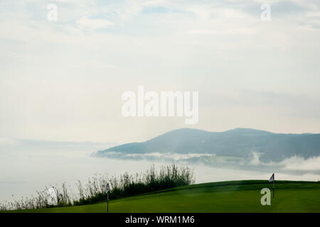 Nebbioso giorno dal fiume St-Laurent, campo da golf Foto Stock