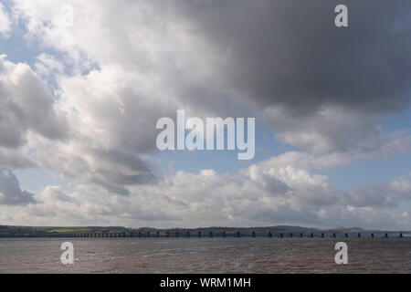 Un passeggero locale treno attraversa il Firth of Tay sul Tay ponte ferroviario, visto dal lungomare di Dundee Foto Stock