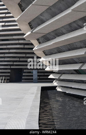 Il Riverside Walk in Dundee dove passa sotto la V&UN MUSEO Foto Stock