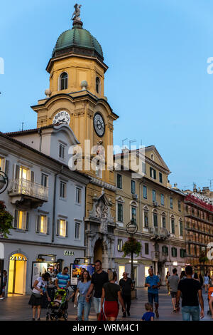 Città Barocca di Clock Tower al di sopra di uno degli ingressi della vecchia città fortificata. È stato progettato da nocciola Bazarig in1876. Korzo, Rijekam Croazia Foto Stock