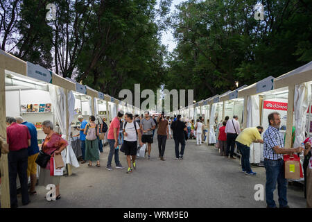 Atene, Grecia. 7 Sep, 2019. La gente a piedi intorno al libro chioschi di vendita durante il festival di Atene.La XLVIII Book Festival è una quindicina di giorni di festival annuale associato con i libri che ha luogo in corrispondenza di Zappeion Hall nel centro di Atene. Il Festival comprenderà Pannelli, tavole rotonde e spettacoli che coinvolgono il Teatro Nazionale, il Teatro di Stato della Grecia settentrionale e la Karolos Koun Teatro di Arte. Credito: Nikos Pekiaridis SOPA/images/ZUMA filo/Alamy Live News Foto Stock