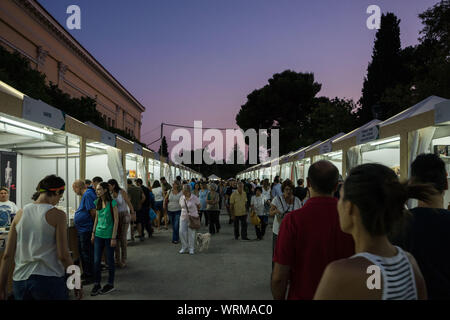 Atene, Grecia. 7 Sep, 2019. La gente a piedi intorno al libro chioschi di vendita durante il festival di Atene.La XLVIII Book Festival è una quindicina di giorni di festival annuale associato con i libri che ha luogo in corrispondenza di Zappeion Hall nel centro di Atene. Il Festival comprenderà Pannelli, tavole rotonde e spettacoli che coinvolgono il Teatro Nazionale, il Teatro di Stato della Grecia settentrionale e la Karolos Koun Teatro di Arte. Credito: Nikos Pekiaridis SOPA/images/ZUMA filo/Alamy Live News Foto Stock