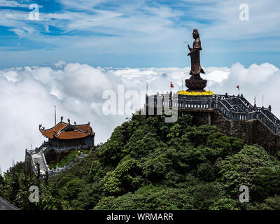 Il Vietnam Sapa Fansipan mountain view con statua Foto Stock