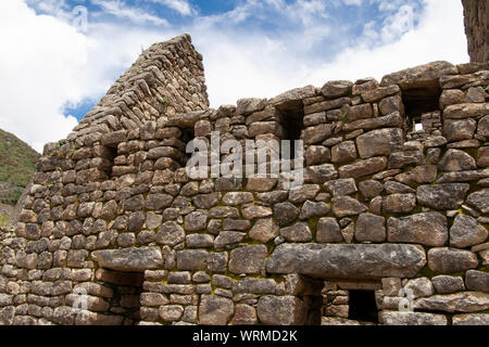 Machu Picchu rovine con cielo nuvoloso sul retro Foto Stock