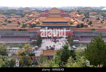 Palazzo della Città Proibita vista aerea dalla collina Jingshan Park nel centro cittadino di Pechino con piazza Tiananmen nel retro, Cina Foto Stock