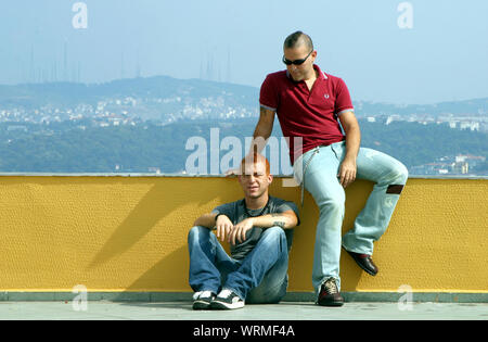 ISTANBUL, Turchia - 18 settembre: famosa banda turca "Athena" il 18 settembre 2005 ad Istanbul in Turchia. Athena è stata formata da due fratelli gemelli Gokhan Ozoguz e Hakan Ozoguz nel 1987. Foto Stock