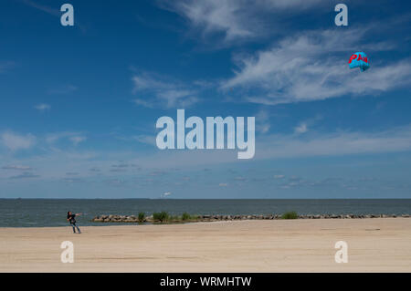 Oregon, Ohio - un giovane uomo vola un Pansh kite sul Lago Erie spiaggia a Maumee Bay State Park. Foto Stock