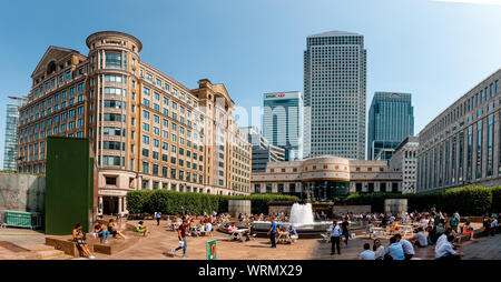 London / UK - 27 agosto 2019: Panorama di Cabot Square, una delle piazze centrali del Canary Wharf sulla Isle of Dogs. Foto Stock