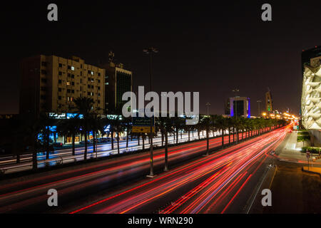 King Fahd Road di notte, Riyadh Foto Stock
