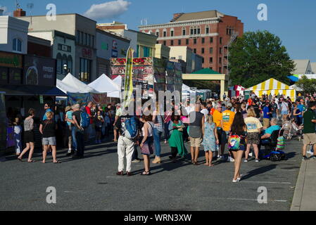 Pedoni visita concessioni alimentari presso il National Folk Festival, Salisbury, MD Foto Stock