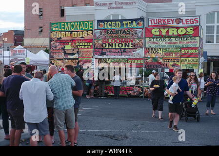 Concessioni di cibo la sera presso il National Folk Festival, Salisbury, MD Foto Stock