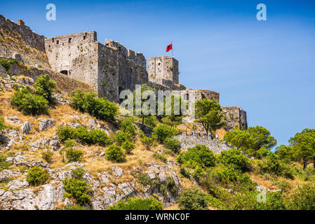 Rozafa Castello sorge prepotentemente sulla collina rocciosa nella città di Scutari, Albania Foto Stock