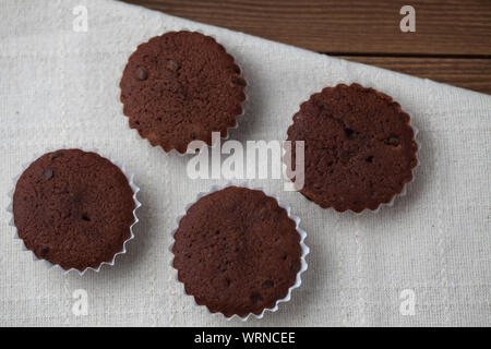 Tortini di cioccolato isolato su un tavolo di legno Foto Stock