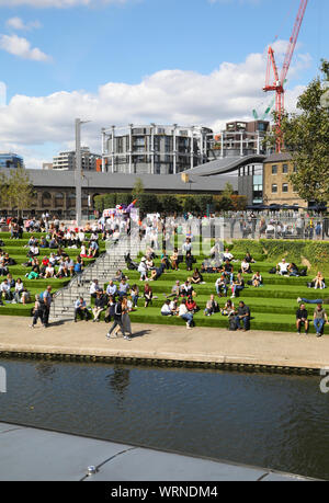 Le fasi di erba che conduce dalla piazza granaio a Regents Canal a Kings Cross, NC1, nell'autunno del sole, nella zona nord di Londra, Regno Unito Foto Stock