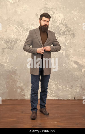 Incredibile look. Abbigliamento uomo e fashion concept. Guy brutale modello di moda. La gente di affari fashion style. Formale e abiti casual per l'ufficio. Uomo bello barbuto imprenditore lusso indossare tuta formale. Foto Stock