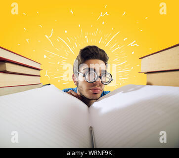 Esaurito studente è studiare il disco sulla scrivania Foto Stock