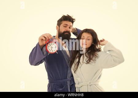 Giovane risveglio tenere premuto il tasto alarm clock. Famiglia routine mattutina. Creare un sano regime di riposo dormire a sufficienza. Buona mattina. Mattina svegliatevi. Dannoso vizio di oversleep. La mattina presto. sonno donna e uomo Foto Stock