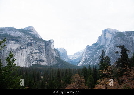 Vista di tunnel a Yosemite National Park, STATI UNITI D'AMERICA Foto Stock