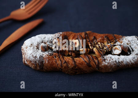 Il cioccolato mandorle noci nocciole noci pane danese closeup isolato sul tavolo Foto Stock