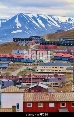 Cerca su numerosi edifici colorati nel villaggio di Longyearbyen, Svalbard, Norvegia. Foto Stock