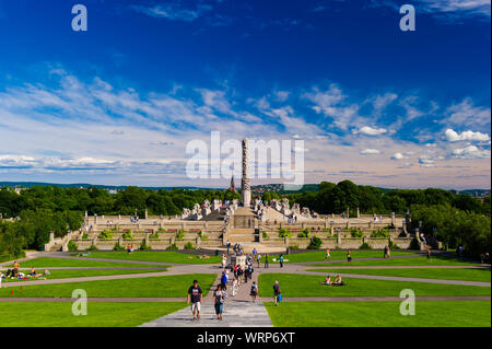 Oslo - Luglio 24: Panoramica del monolito a Vigeland Sculpture disposizione nel Parco Frogner sulla luglio 24, 2010 a Oslo, Norvegia Foto Stock