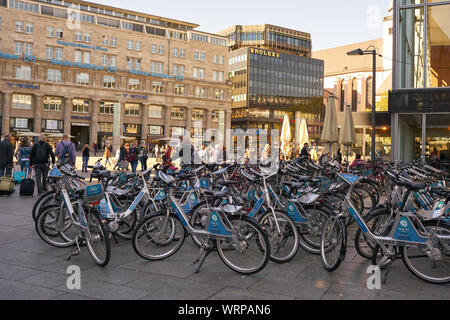 Colonia, Germania - circa settembre, 2019: Biciclette parcheggiate in Colonia. Foto Stock