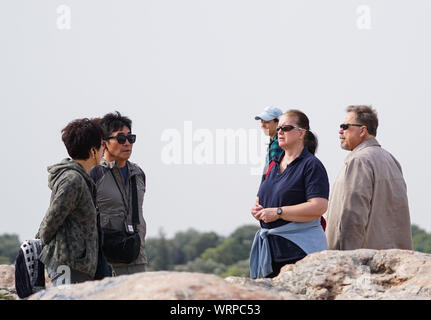 Il turista a godere la vista Dal areopago collina accanto alla Acropoli nel centro di Atene. Foto Stock