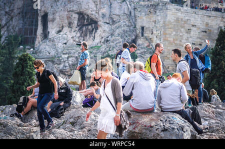 Il turista a godere la vista Dal areopago collina accanto alla Acropoli nel centro di Atene. Foto Stock