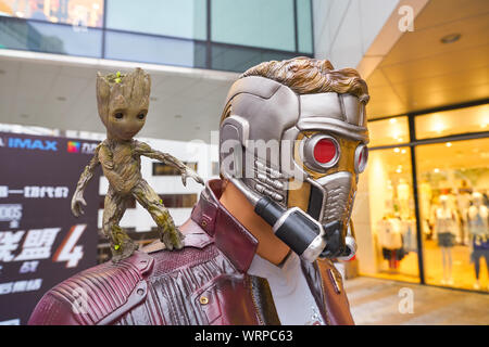 SHENZHEN, CNINA - circa aprile, 2019: Immagine ravvicinata di life-size Star signore e Baby Groot statua sul display in Shenzhen. Foto Stock