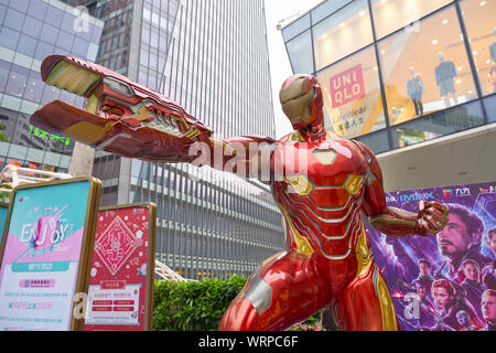 SHENZHEN, CNINA - circa aprile, 2019: life-size Iron Man statua sul display in Shenzhen. Foto Stock