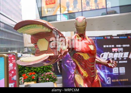 SHENZHEN, CNINA - circa aprile, 2019: life-size Iron Man statua sul display in Shenzhen. Foto Stock