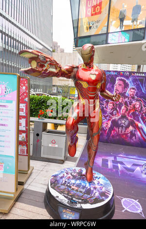 SHENZHEN, CNINA - circa aprile, 2019: life-size Iron Man statua sul display in Shenzhen. Foto Stock