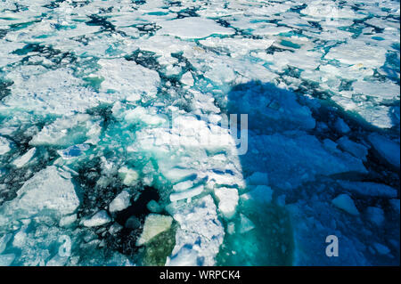 Prua di ice breaker andando attraverso il ghiaccio nel circolo polare artico. Foto Stock