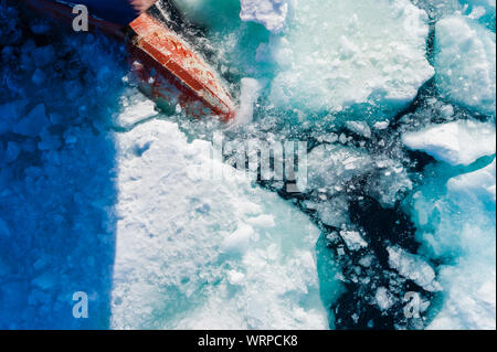 Prua di ice breaker andando attraverso il ghiaccio nel circolo polare artico. Foto Stock