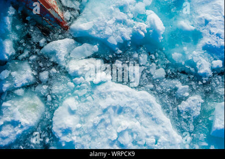 Prua di ice breaker andando attraverso il ghiaccio nel circolo polare artico. Foto Stock