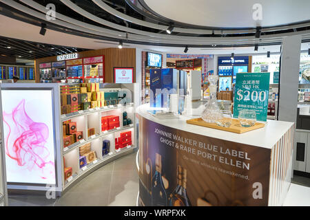 HONG KONG CINA - aprile, 2019: interior shot of Duty Free area di Hong Kong International Airport. Foto Stock